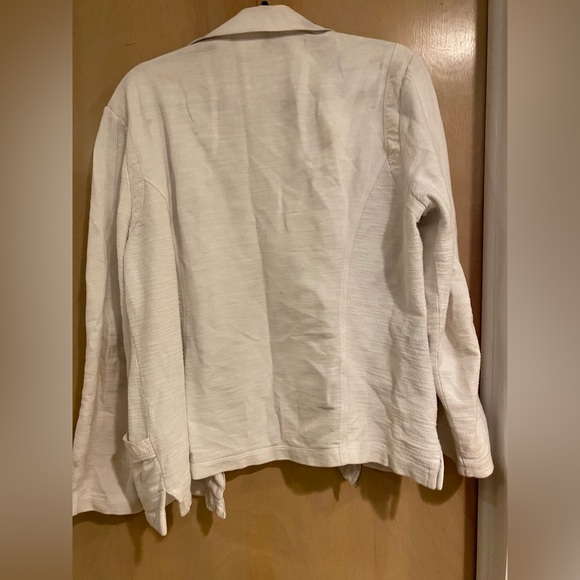 White jacket with white monochromatic zebra print size 2 - Picture 3 of 3